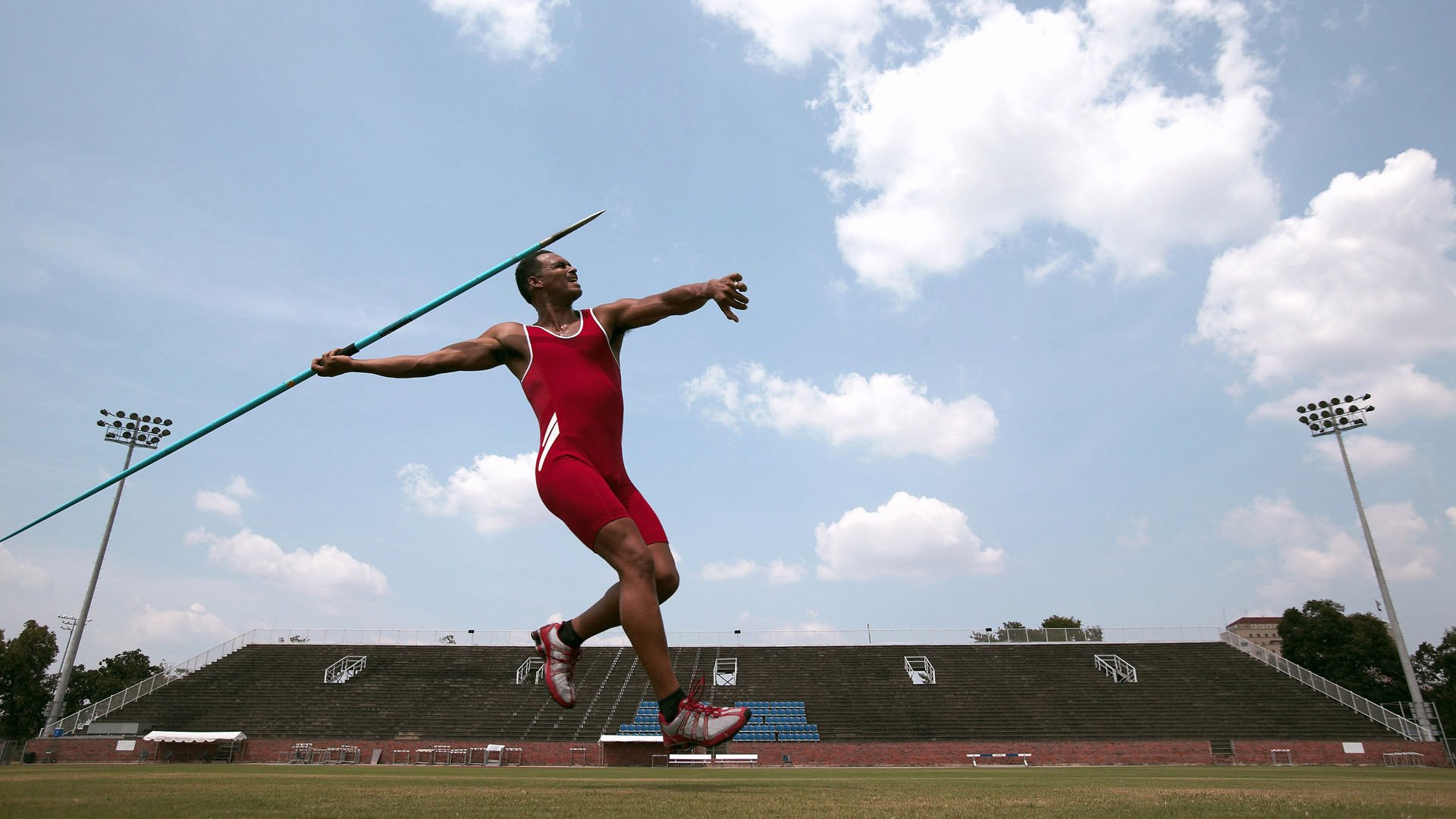 球员在赛后与球迷互动送出签名球衣，球员亲签球衣去哪里买