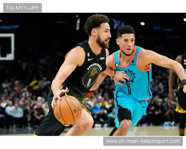 布克包夹也能从容化解——篮球场上的智慧与技巧