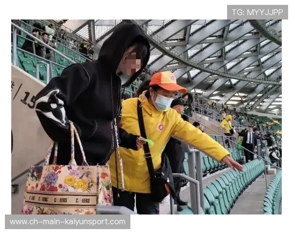 球员在球场外参与社区清洁，被称“暖心战士”